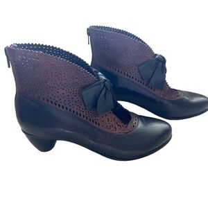 Everybody Womens Black Leather Round Toe Victorian Zip Ankle Bootie Size 38.5